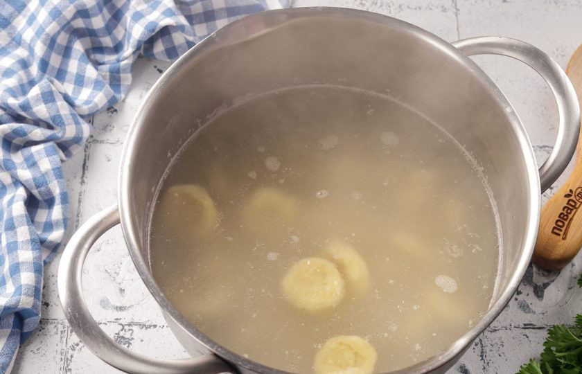 1. Этап. Картофельные клёцки с сыром: Отварите клёцки в кипящей подсоленной воде. Варите после всплытия 2-3 минуты, после чего достаньте шумовкой, переложите на блюдо и полейте растопленным сливочным маслом.