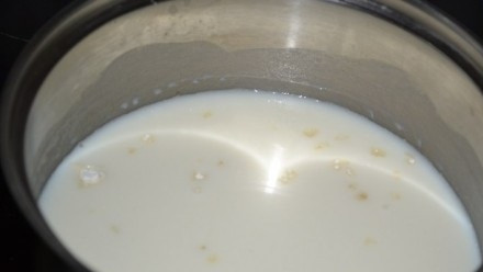 1. Этап. Шоколадно-ванильный пудинг: 1. В кастрюлю насыпаем муку и сахар, вливаем молоко, отправляем все на огонь. Доводим смесь до кипения, варим на слабом огне, а затем выключаем и даем ей немного загустеть.