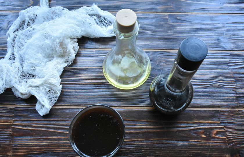 1. Этап. Дарницкий хлеб на закваске в хлебопечке: Солод залейте горячей водой и размешайте. Добавьте в жидкость мед и растительное масло. Перелейте жидкую часть в емкость с сухими ингредиентами.