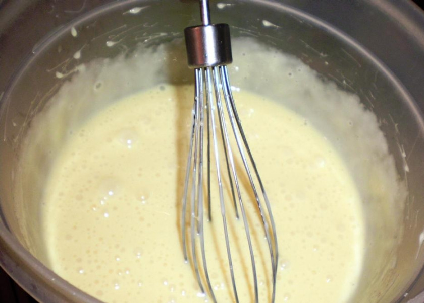 1. Этап. Торт Сметанник классический рецепт: В глубокой мисочке взбейте яйца с ванильным сахаром.