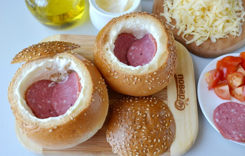 1. Этап. Булочки, фаршированные омлетом, на завтрак: Смажьте булочки внутри майонезом или другим соусом, сметаной. Положите по несколько колечек колбаски на самое донышко.