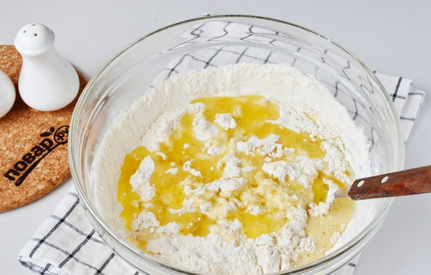 1. Этап. Начинка для расстегаев: Когда мука увлажнится, добавьте растительное масло.