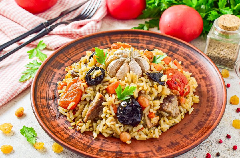 1. Этап. Плов праздничный: Готовый плов переложите на блюдо и подавайте к столу. Приятного аппетита!