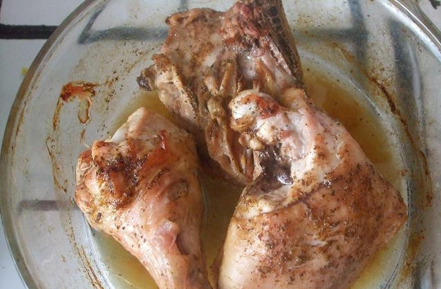 1. Этап. Курица в пиве в духовке: Затем помещаем курицу в разогретую до 180 градусов духовку на 35-40 минут. Для наилучшего результата курицу надо время от времени поливать собственным соком, который будет из нее вытекать, при помощи ложки. Готовую курицу можно украсить зеленью и подавать с любым гарниром.