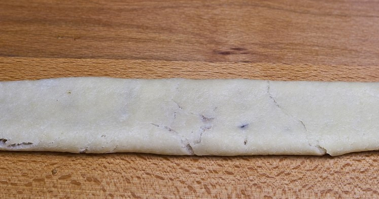 1. Этап. Итальянское печенье с инжиром: Сворачиваем колбаску.