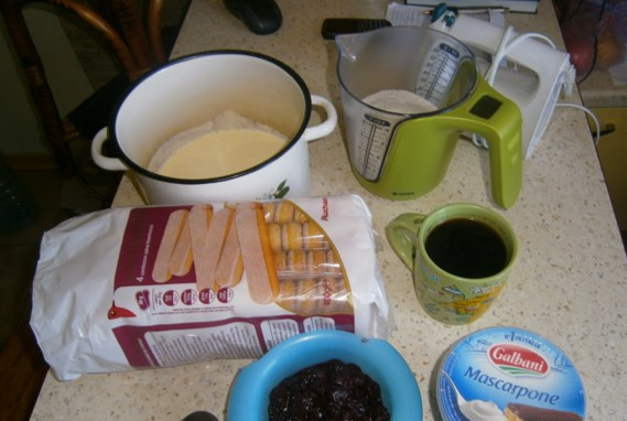 1. Этап. Тирамису с вишней: Подготовьте все необходимые ингредиенты.