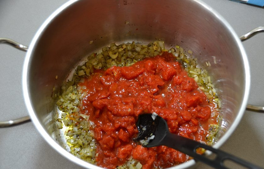 1. Этап. Зуппа ди пеше: Влейте пассату или томатную польпу (это томаты порезанные кусочками в томатном соке).