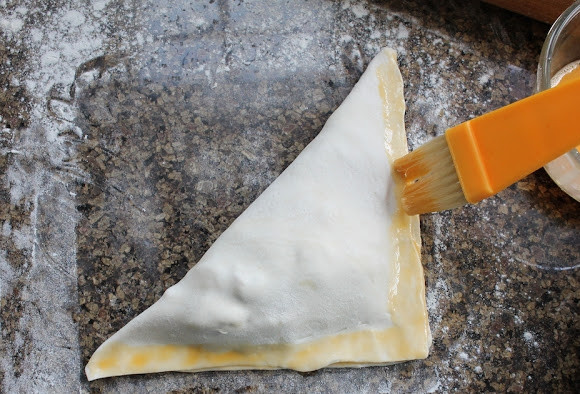 1. Этап. Пирожки с сюрпризом: 8. Аккуратно сверните, промажьте и залепите плотно края.