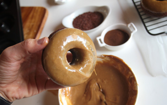 1. Этап. Пончики на сгущенке: 3. Для крема смешаем сахар, молоко, взбитые сливки и содержимое еще одного стика с кофе. В эту смесь окунаем каждый пончик.