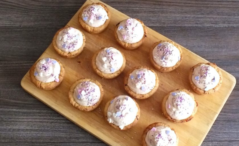 1. Этап. Корзиночки с зефирным кремом: На джем разложите крем. Он начнет густеть, поэтому лучше это сделать из кондитерского мешочка. Закончите оформление на свой вкус.