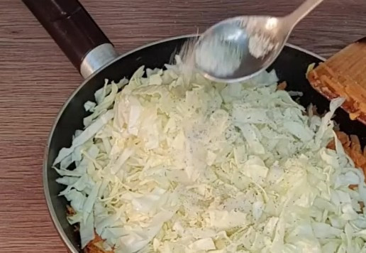 1. Этап. Пирожки из теста для чебуреков: 11. Затем вливаем воду (2 ст. л.), добавляем капусту, приправу для овощей и специи (по вкусу) и тушим до готовности овощей.