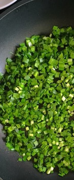 1. Этап. Омлет с джусаем: В сковородке растопить масло, можно, конечно заменить растительным, но на топлёном вкуснее. Как согреется отправить туда джусай и буквально минуту припустить на максимальном огне постоянно помешивая, чтоб джусай не сгорел и не начал менять цвет.