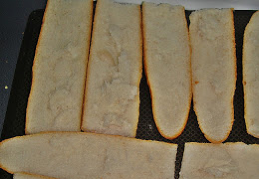 1. Этап. Пицца-багет: Багет порезать на плоские куски.