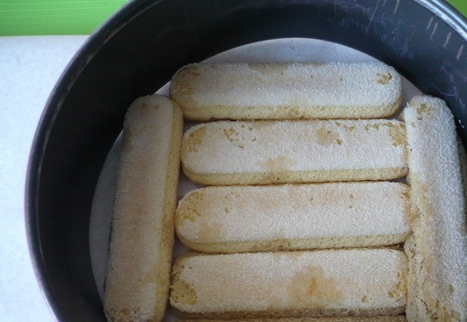 1. Этап. Леопардовый тирамису: Выложите его в форму для выпечки (d-18 ) так, чтобы получилась основа для торта.