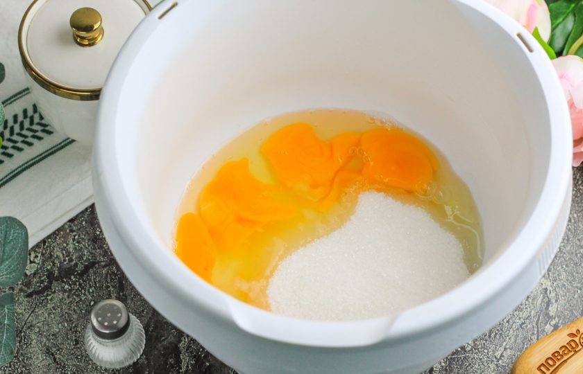 1. Этап. Шоколадный торт с кремом из вареной сгущенки: Вбейте куриные яйца в чашу кухонного комбайна или миксера. Всыпьте сахарный песок и соль, взбейте примерно 3-4 минуты на высокой скорости техники в пышную пену.