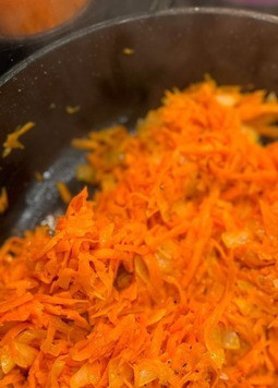 1. Этап. Печеночный рулет Две начинки: Начинка 1. (Можно заранее) Обжарить на оливковом масле лук и морковь до красиво золотистого цвета, до готовности моркови. Посолить, поперчить по вкусу ( я готовила с вечера)