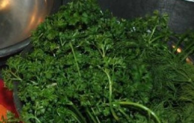 1. Этап. Грибной суп без картофеля: Зелень помоем и мелко нарежем. Я очень люблю петрушку, а вы можете добавить и укропчик, и кинзу. В общем, любую зелень, которая вам нравится!