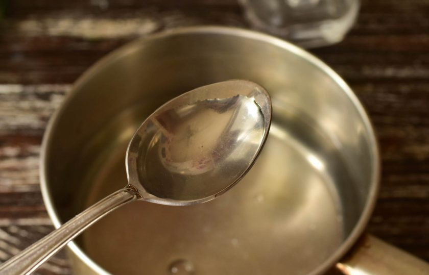 1. Этап. Огурцы в желатине: Доведите маринад до кипения, добавьте уксус.