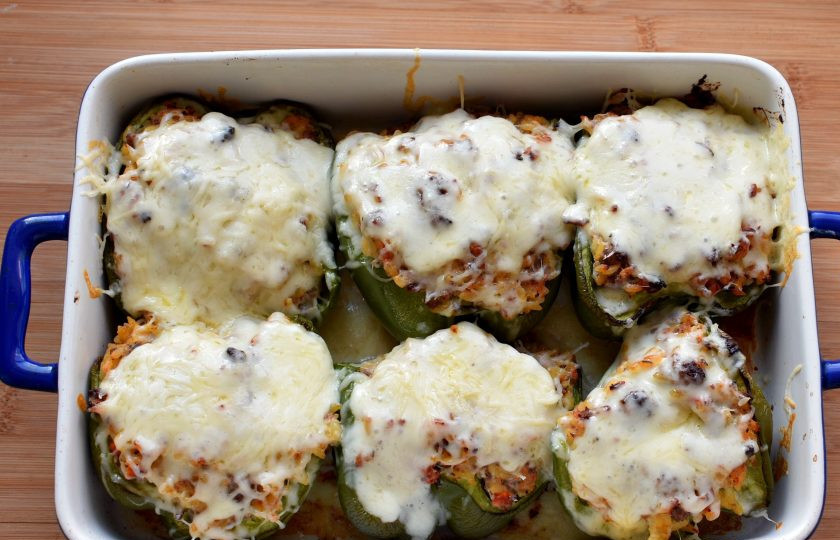 1. Этап. Фаршированные сладкие перцы с итальянской пастой орзо: Выньте подрумяненные перцы и щедро посыпьте их сначала моцареллой, а сверху – пармезаном. Отключите нагрев духовки и поставьте в нее перцы на пару минут, чтобы сыр свободно расплавился.