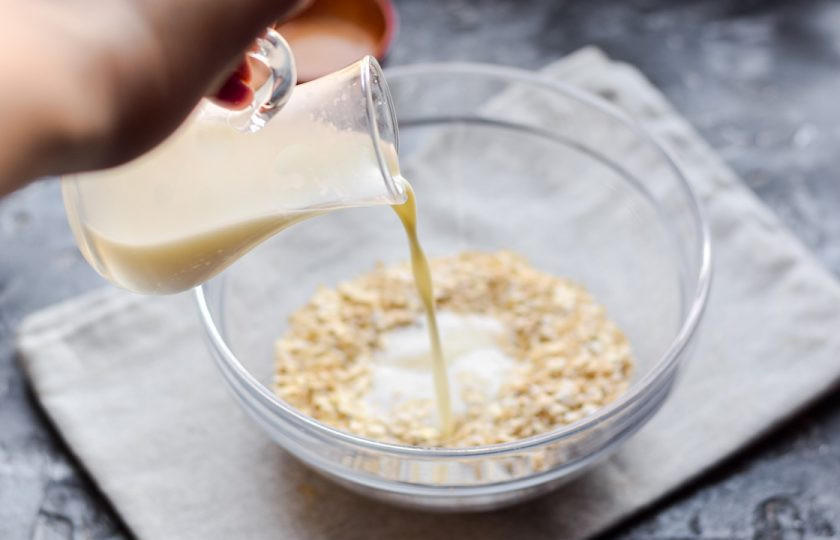 1. Этап. Овсянка без варки: Добавьте стакан горячего молока.