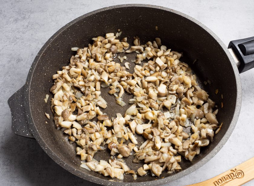 1. Этап. Гречка в сливочном соусе: Грибы жарьте 5-7 минут периодически помешивая до румяности.