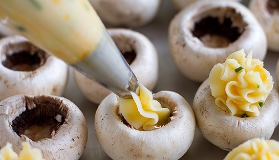 1. Этап. Шампиньоны под шубой: 4. Наполните шляпки начинкой. Очень удобно делать это с помощью кондитерского шприца.