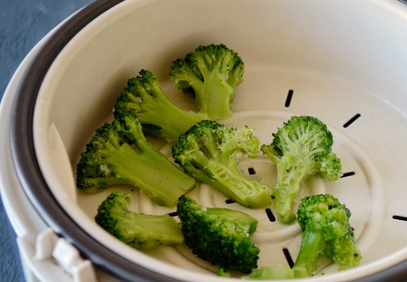 1. Этап. Суп-пюре из батата: Брокколи приготовьте на пару или отварите.