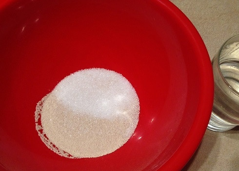 1. Этап. Дрожжевые пирожки с картофельной начинкой: В небольшую миску насыпаем сухие дрожжи и сахар, перемешиваем.