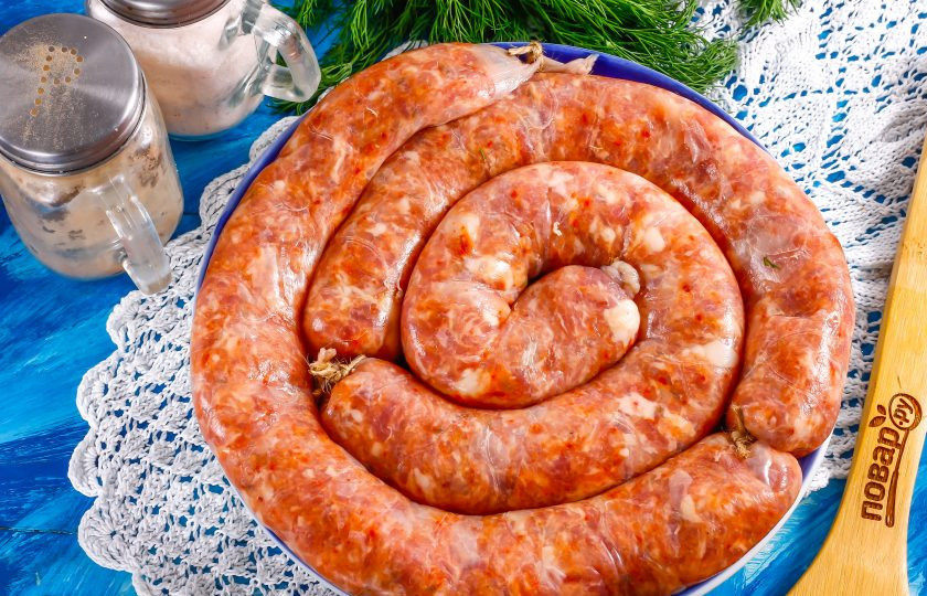 1. Этап. Сальсичча: Спустя указанное время колбаса готова к приготовлению. Прогрейте ее при комнатной температуре и готовьте любым выбранным образом: коптите, вяльте, обжаривайте, жарьте на гриле, запекайте и т.д.