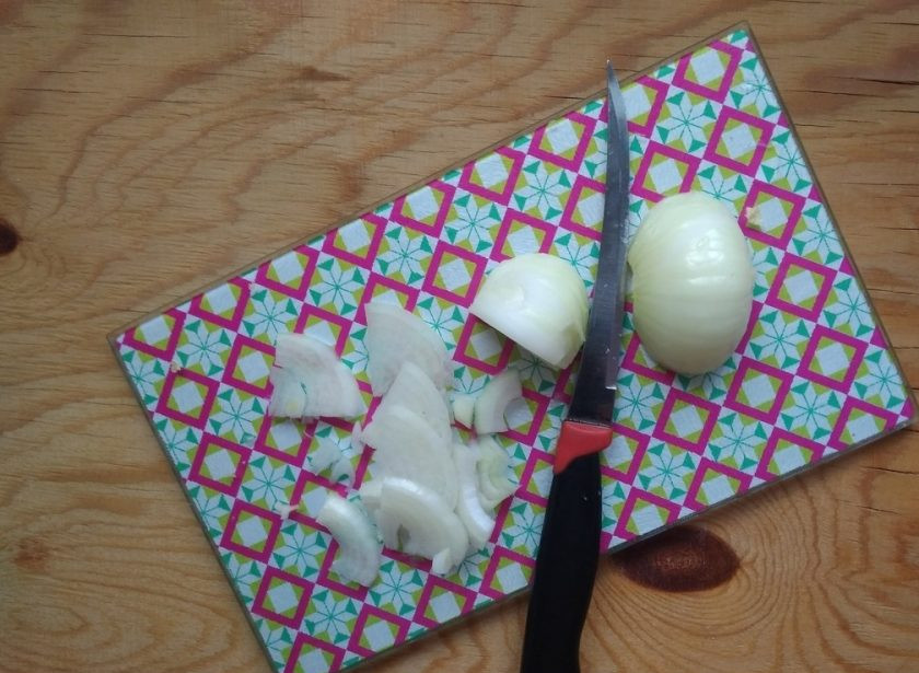 1. Этап. Тушеная пекинская капуста с морковью: 4. А лук нарежьте полу- или четвертькольцами.