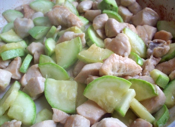 1. Этап. Кабачки с куриным филе: Выкладываем нарезанный кабачок, делаем средний огонь и жарим все минут 7-10.