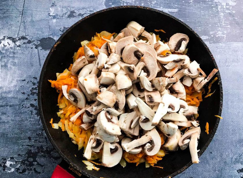 1. Этап. Перловка с курицей и грибами: Добавьте нарезанные грибы, перемешайте и жарьте 10-12 минут.