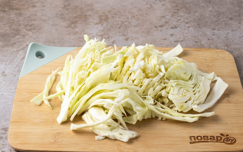 1. Этап. Капуста со сливками: Капусту нашинкуйте, как вам больше нравится.