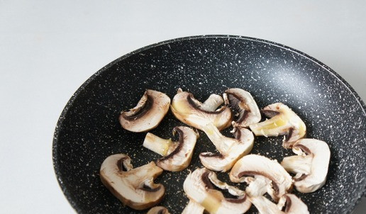 1. Этап. Ассорти брускетт: Шампиньоны режем пластинками, жарим с двух сторон на капле оливкового и капле сливочного масла.