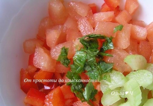 1. Этап. Салат Мартовский фьюжн: Салат с помидором. В отдельную посуду выложите нарезанный кубиками помидор (предварительно очищенный от кожицы), добавьте нарезанный перец и сельдерей, присолите, добавьте мелко нарезанные листики мяты, перемешайте.
