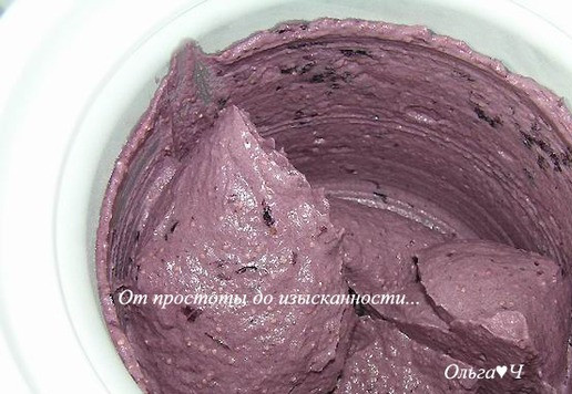 1. Этап. Сорбе из паслена: Перелейте массу в мороженицу, готовьте 20 минут. ***Если у вас нет мороженицы, просто перелейте пюре в контейнер и уберите в морозилку, периодически перемешивайте массу до нужной вам консистенции.***