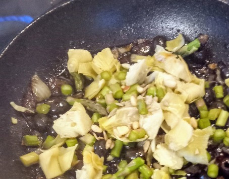 1. Этап. Лимонная рыба в весеннем соусе агродольче: Добавить спаржу, артишок, кедровые орешки, хорошо поперчить и тушить ещё 2 минуты