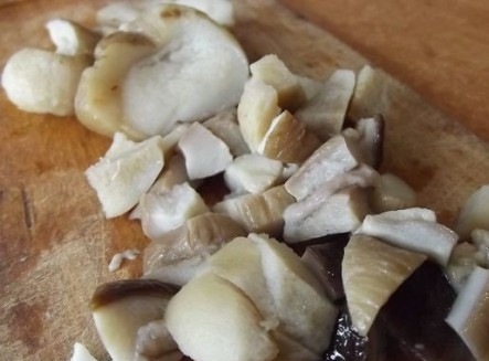 1. Этап. Классический грибной суп: Грибы необходимо нарезать более мелкими кусочками, отправляем их к картошке вариться до готовности.