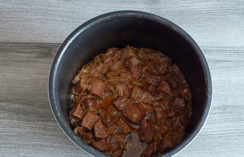 1. Этап. Говядина по-кремлевски в мультиварке: Через указанное время количество соуса уменьшится. Мясо к этому моменту должно стать мягким и распадаться на волокна. Если этого не произошло, потушите его еще в пределах 40 минут. Готовую говядину по-кремлевски подавайте к столу с любимым гарниром.