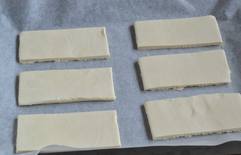 1. Этап. Язычки из готового слоеного теста: Тесто слегка разморозьте и порежьте острым ножом на пластины примерно 4 на 6 см.