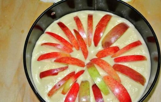 1. Этап. Пирог сметанный домашний: 4. Вылейте тесто в жаропрочную форму, распределите сверху яблочки или другие фрукты по вкусу. Можно отправлять пирог в духовку.