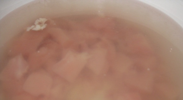 1. Этап. Суп из куриной грудки: Всё это дело кладем в кастрюлю с водой и включаем плиту. Будет образовываться пенка которую нужно снимать до прозрачности.