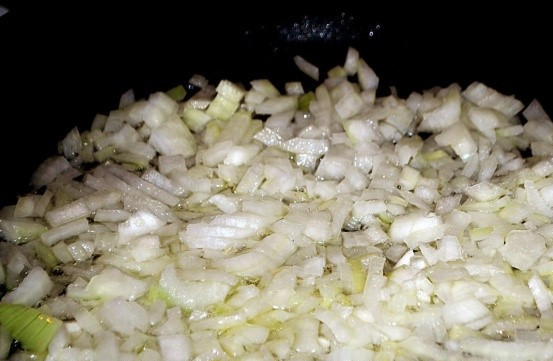 1. Этап. Мидии в сметанном соусе: 1. Перед тем как приготовить мидии в сметанном соусе, подготовьте лук. Очистите его и порежьте кубиками. Мидии разморозьте (если они замороженные). Очистите чеснок. Промойте и нарежьте укроп. В сковородку с разогретым постным маслом выложите лук. Обжарьте его до золотистого цвета.