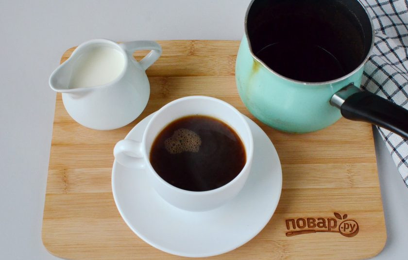 1. Этап. Кофе с молоком: Перелейте кофе в чашку.