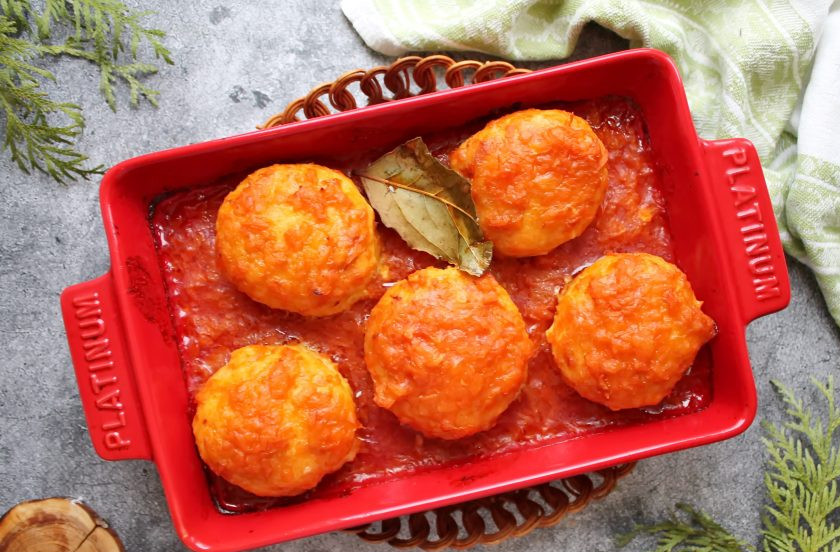 1. Этап. Куриные биточки в духовке с подливкой: Выложите в форму лавровый лист и поставьте в горячую духовку. Запекайте куриные биточки при температуре 180 градусов в течение 25-30 минут. Готовые биточки достаньте и сразу подавайте к столу.