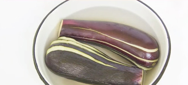 1. Этап. Баклажан веером: В воде разведите соль. Опустите в соляной раствор баклажаны на полчаса. Так мы избавимся от горечи.