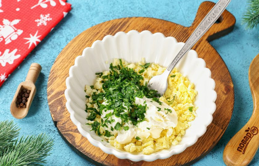 1. Этап. Закуска Дракончики на Новый год 2024: Добавьте творожный сыр и измельчённую зелень.