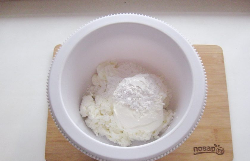 1. Этап. Сметанно-творожный крем для торта: Добавьте сахарную пудру и ванильный сахар.