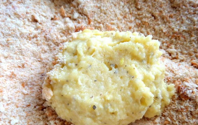 1. Этап. Картофляники с печенкой: Возьмите картофельное тесто, сделайте лепешку.