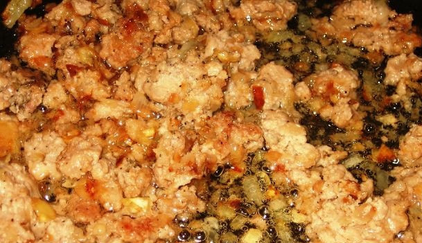 1. Этап. Овощные лодочки из баклажанов: Разогрейте сковороду, на растительном масле обжарьте лук и чеснок, затем добавьте фарш, перемешайте и жарьте еще 5-7 минут, пока фарш не станет рассыпчатым.